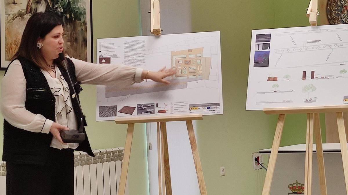 La alcaldesa, Beatriz Asensio, explicando el nuevo proyecto.