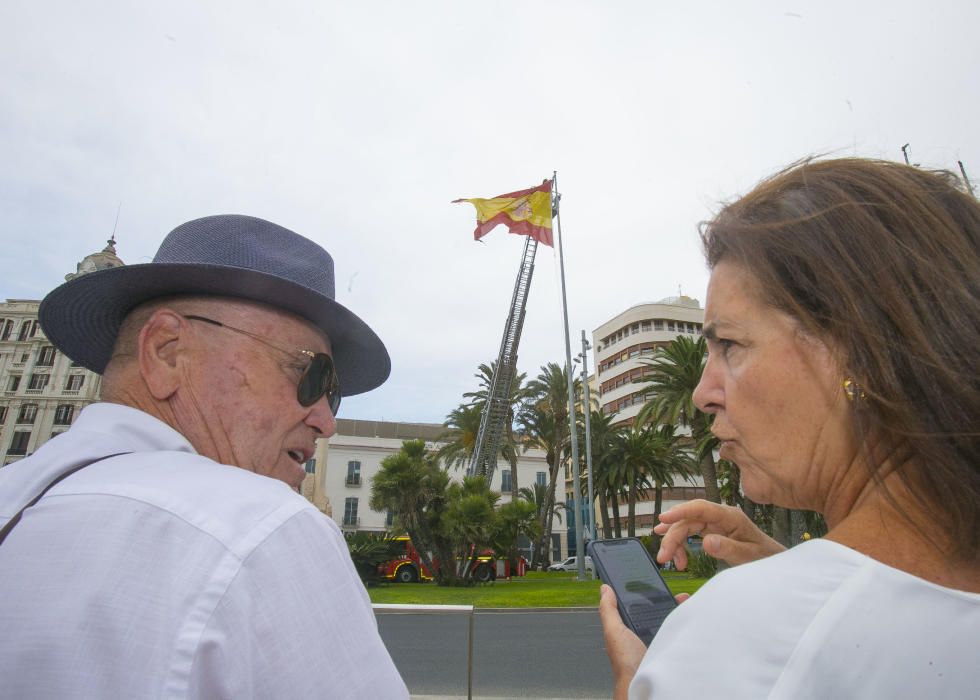 Los "Amigos de la bandera de España" reponen la enseña de la Plaza del Mar