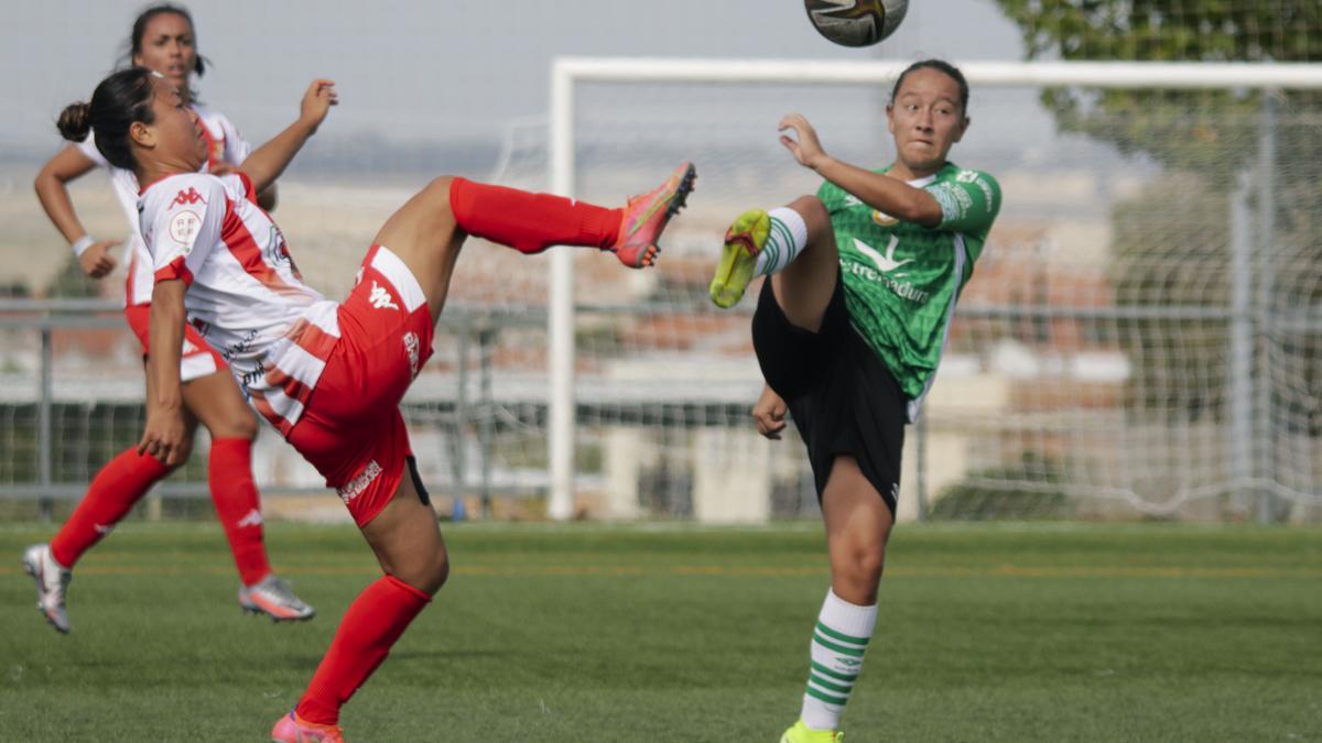 Hitomi, del Santa Teresa, y Angie, del Cacereño, disputan el balón durante el derbi jugado en Cáceres el 16 de octubre.