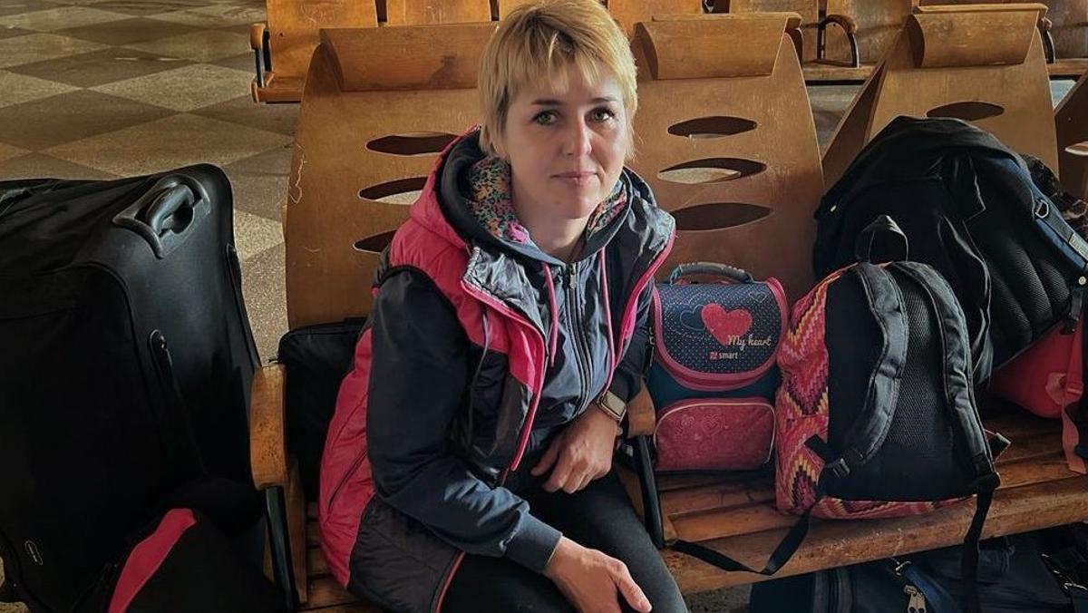 Tatiana Loboiko aguarda un tren en la estación de Lviv para partir rumbo a República Checa. Tatiana Loboiko aguarda un tren en la estación de Lviv para partir rumbo a República Checa.