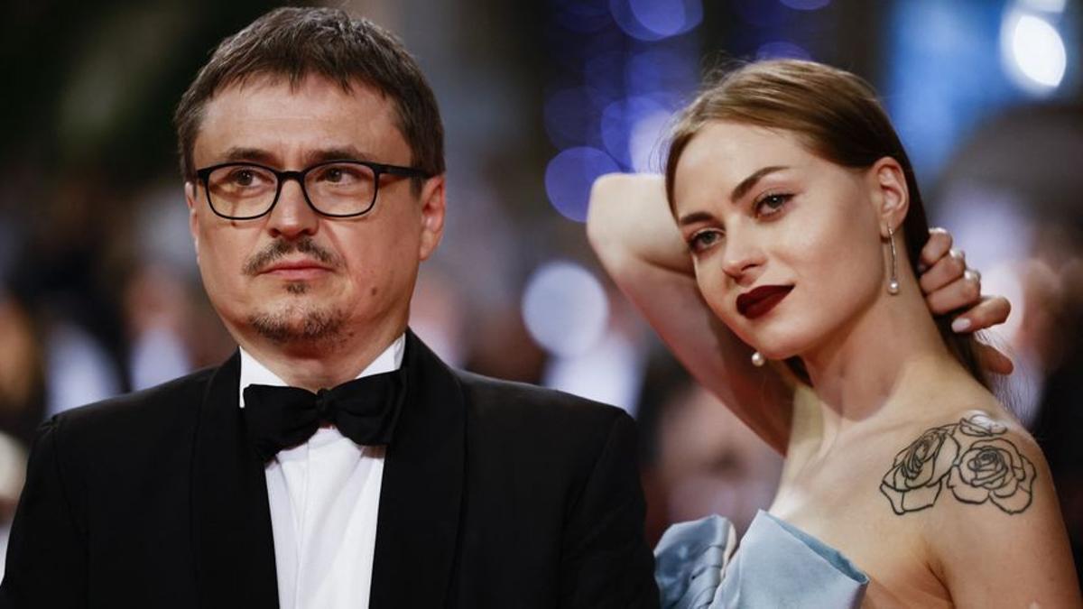 Cristian Mungiu, con la actriz Macrina Barladeanu, antes del estreno de ‘R.M.N.’ en Cannes.