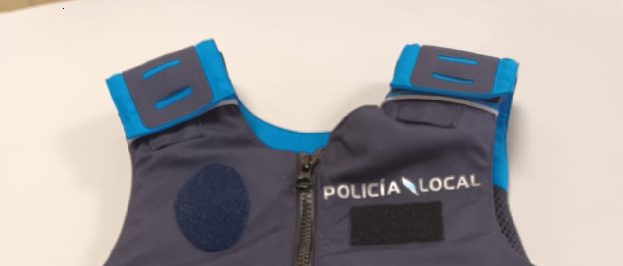 Uno de los nuevos chalecos de la Policía Local