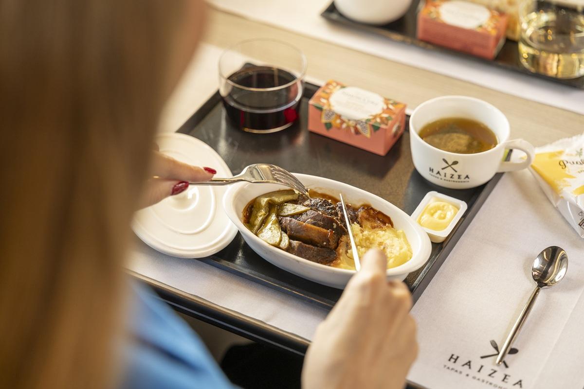 Se puede disfrutar de una experiencia gastronómica a bordo de la mano de Haizea