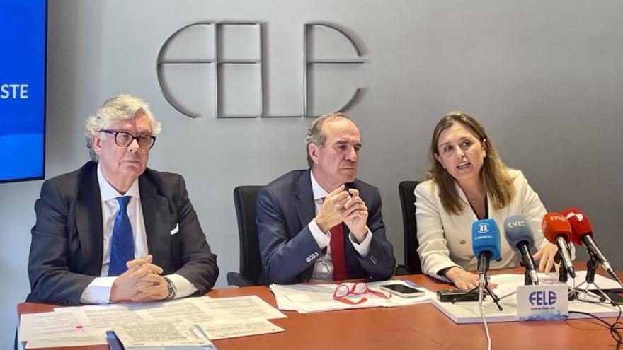 Por la izquierda, Juan Vieites, Juanma Vallejo y María Calvo, en su reunión en León.