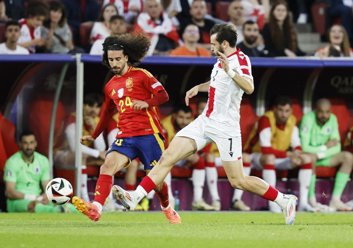 Marc Cucurella y Khvicha Kvaratskhelia en el partido entre España y Georgia de la Eurocopa 2024