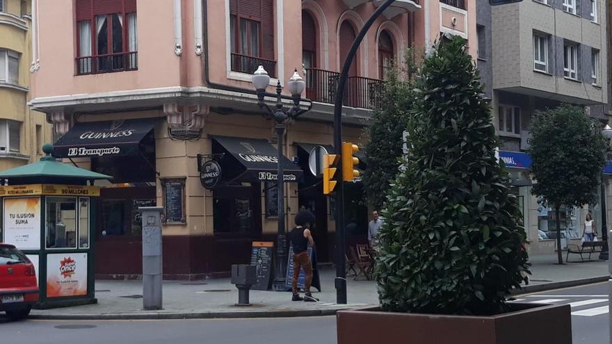 Encadenan a una farola al novio de una despedida de soltero en Gijón