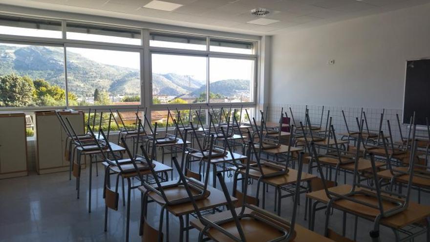 Las clases tienen grandes ventanales desde los que se ve la naturaleza y las montañas