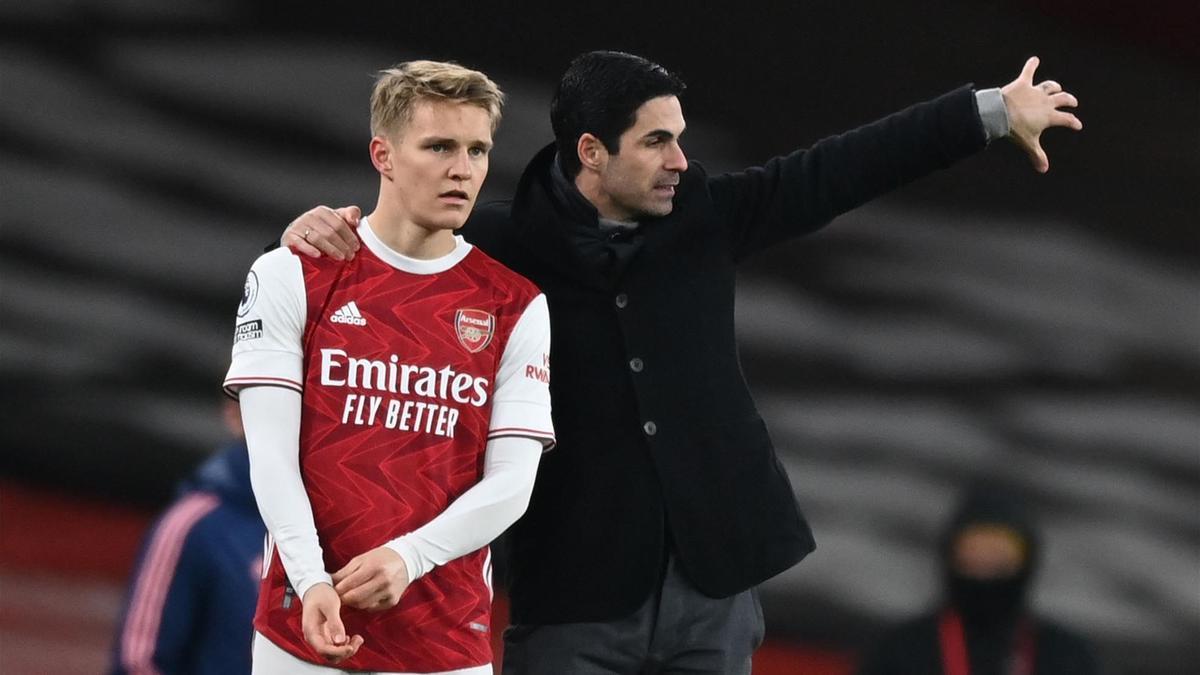 Odegaard recibiendo órdenes de Arteta