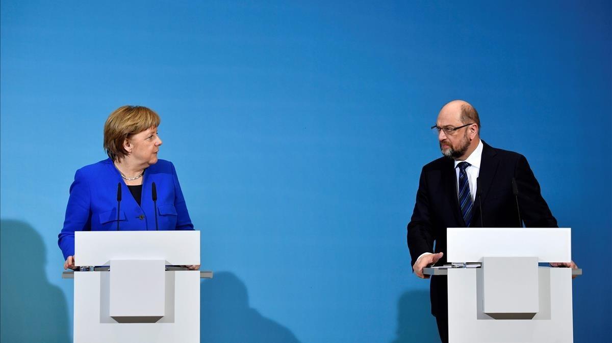 Merkel y Schulz, durante la rueda de prensa conjunta, este viernes.
