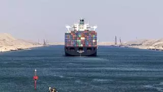Un petrolero paraliza el tráfico del canal de Suez durante varias horas