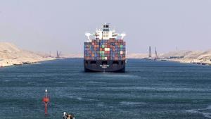 Un buque navega por el Canal de Suez, en una imagen de archivo.