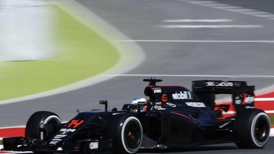 Alonso, a los mandos de su McLaren, ayer en Montmeló. // A. García