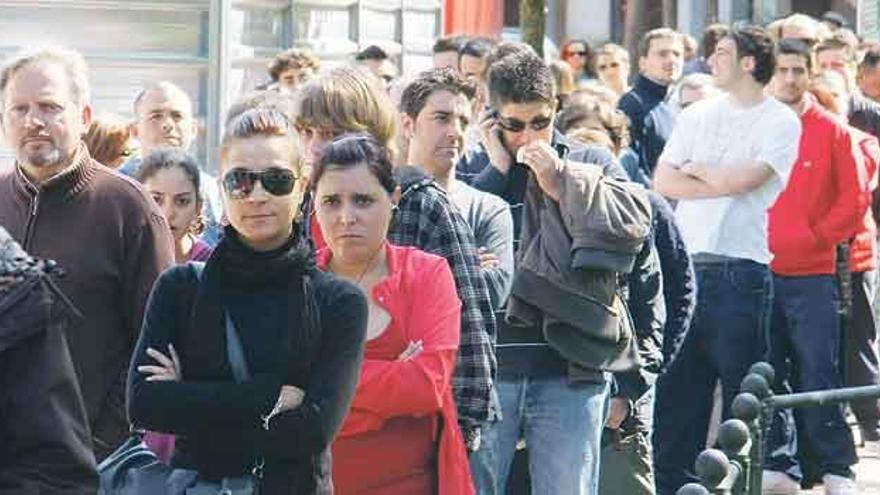 Aficionados del Sporting hacen cola ante las taquillas de El Molinón para conseguir una entrada.