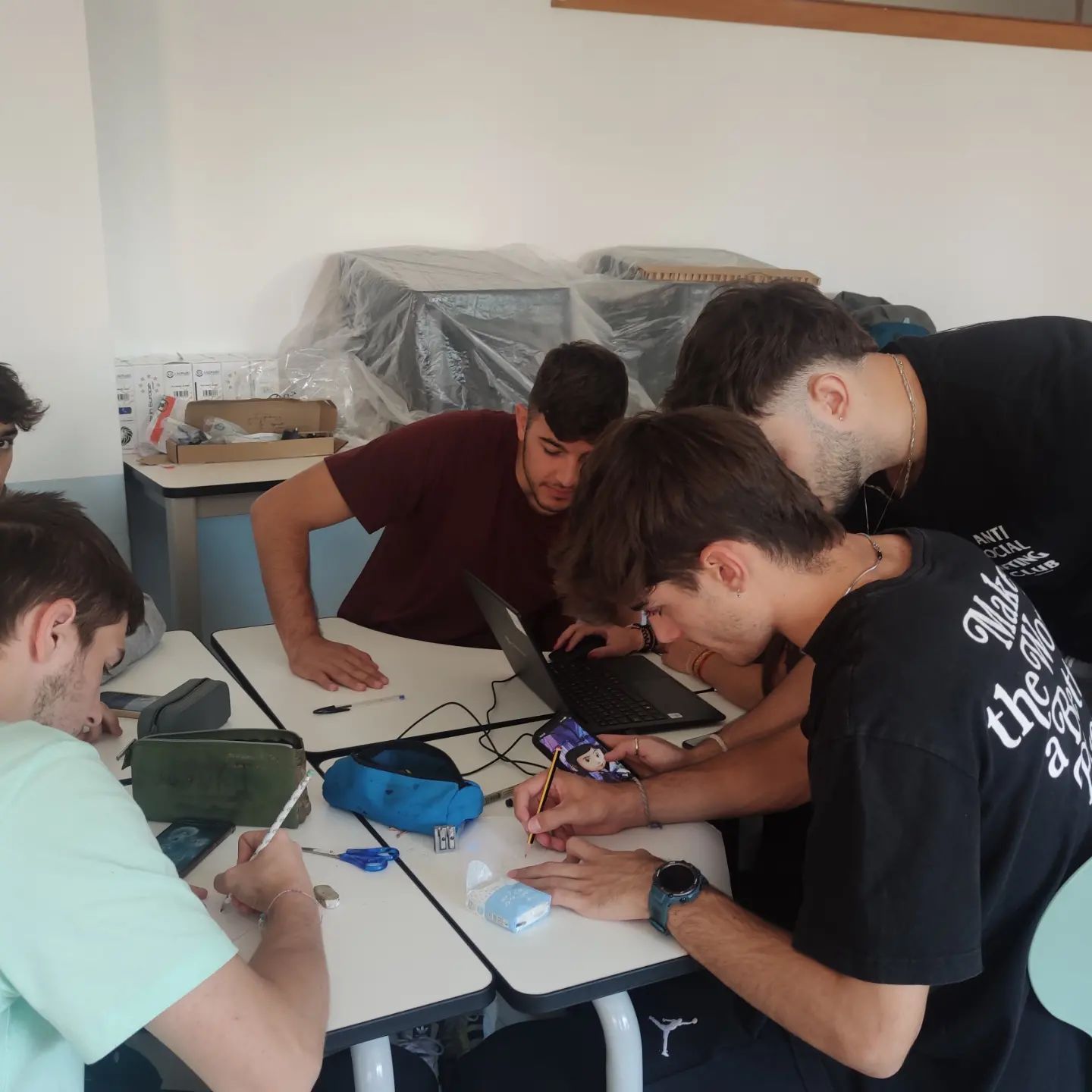 Alumnos trabajando en el reto de la decoración y las pruebas para los estudiantes de 1º de ESO.