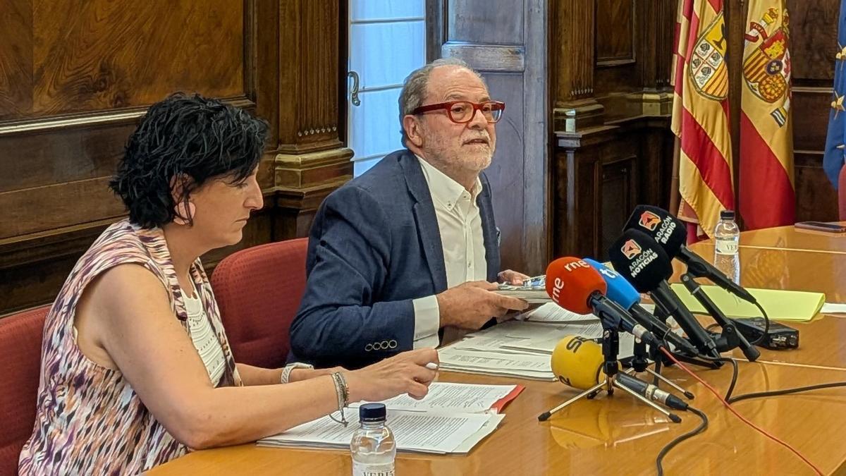 Juan García Blasco, presidente del CESA, junto a la presidenta de la Comisión de Economía del consejo, Ana Yetano, este jueves en la presentación del informe.