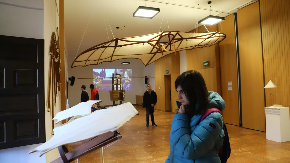 Visitantes en una de las salas de la exposición del Palacio de Congresos.