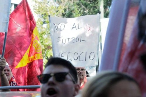 Los aficionados del Real Murcia se concentran ante la sede de la LFP