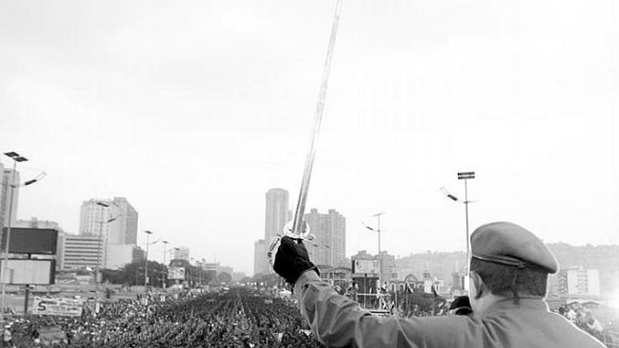Chávez, espada de Bolívar en mano, durante su alocución a los milicianos.