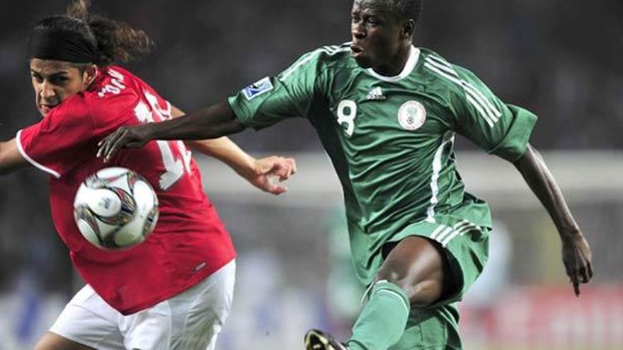 Ricardo disputa un balón con el nigeriano Okoro durante la final. // Afolabi Sotunde