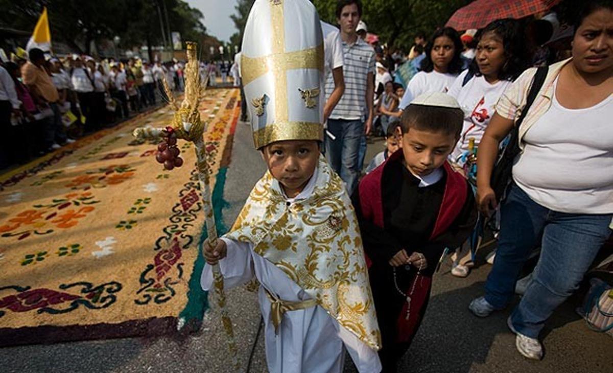 Un nen vestit de Joan Pau II assisteix a una missa pública a Ciutat de Guatemala (capital de Guatemala) per celebrar la beatificació del Summe Pontífex.