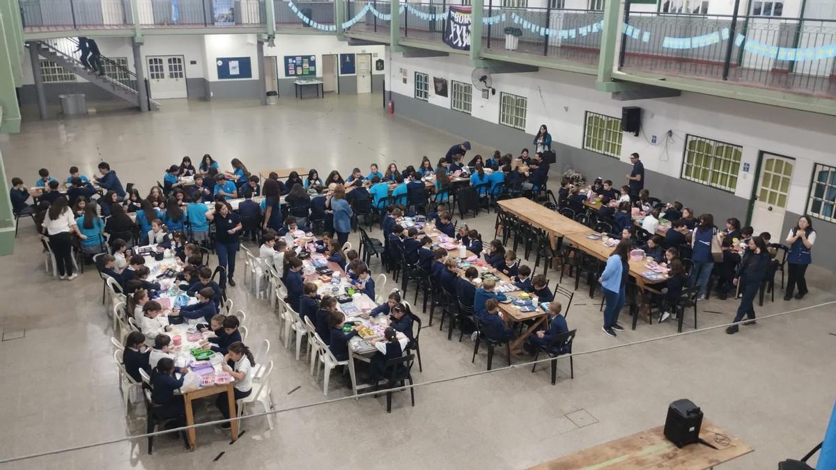 Los Güevos Pintos en el colegio Covadonga de Santa Fe