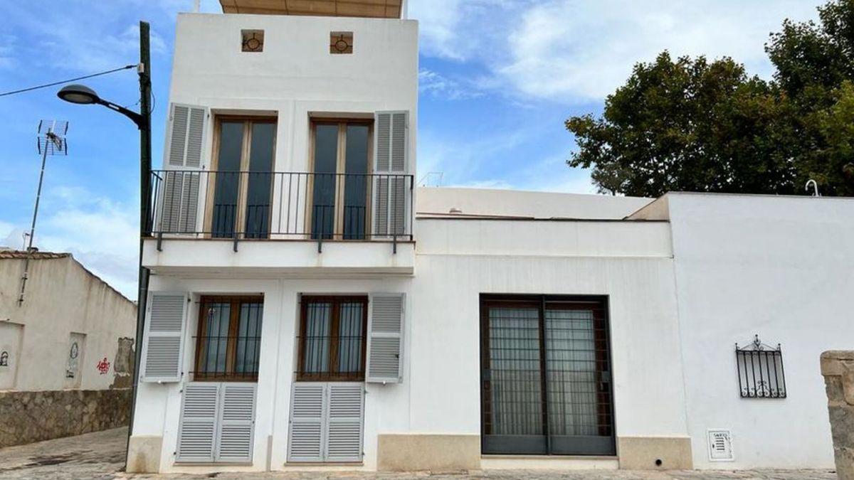 Varias casas que están a la venta o que acaban de ser vendidas en el barrio de es Jonquet.