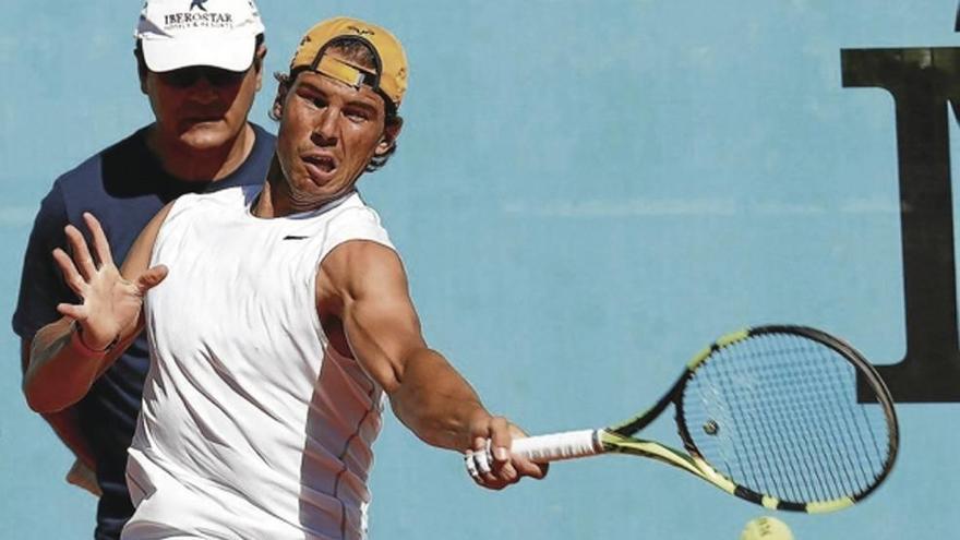 Rafel Nadal, en un entrenamiento el pasado mayo bajo la atenta mirada de su tío Toni.