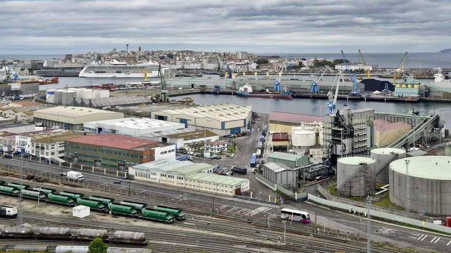 Muelle y estación de San Diego, en primer plano de la imagen.