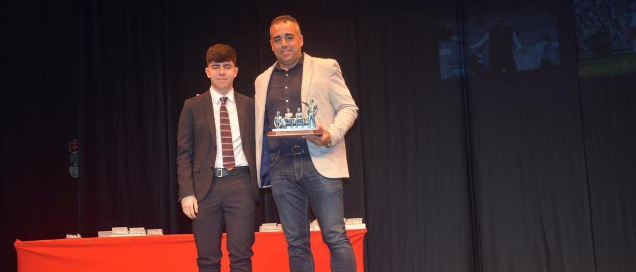 Germán Crespo, junto a Lucas Alcaraz hijo, tras recibir el premio.