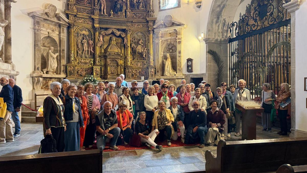 El grupo en el monasterio de San Salvador de Cornellana.