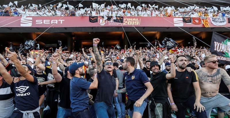 Valencianistas en las gradas del Benito Villamarín