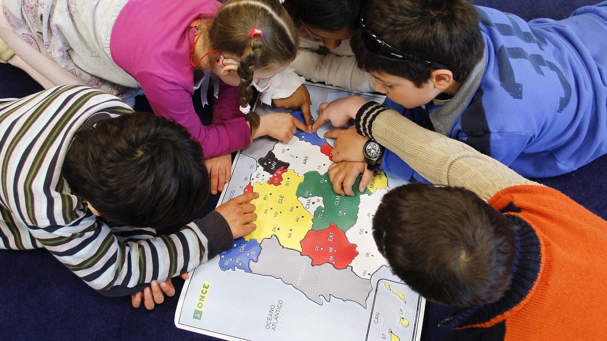 Un grupo de niños con discapacidad en un colegio.