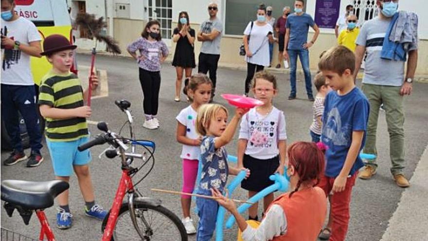 Los niños y niñas de Estivella disfrutando del espectáculo. | LEVANTE-EMV