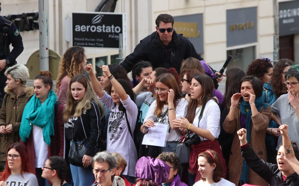 8-M en Málaga | La Policía Local desaloja la tribuna de Semana Santa durante