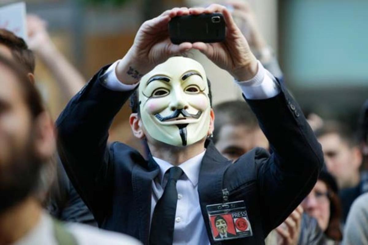 Un indignat d’Occupy Seattle porta una màscara del personatge històric Guy Fawkes, protagonista de la pel·lícula ’V de Vendetta’, durant una manifestació al centre de Seattle.