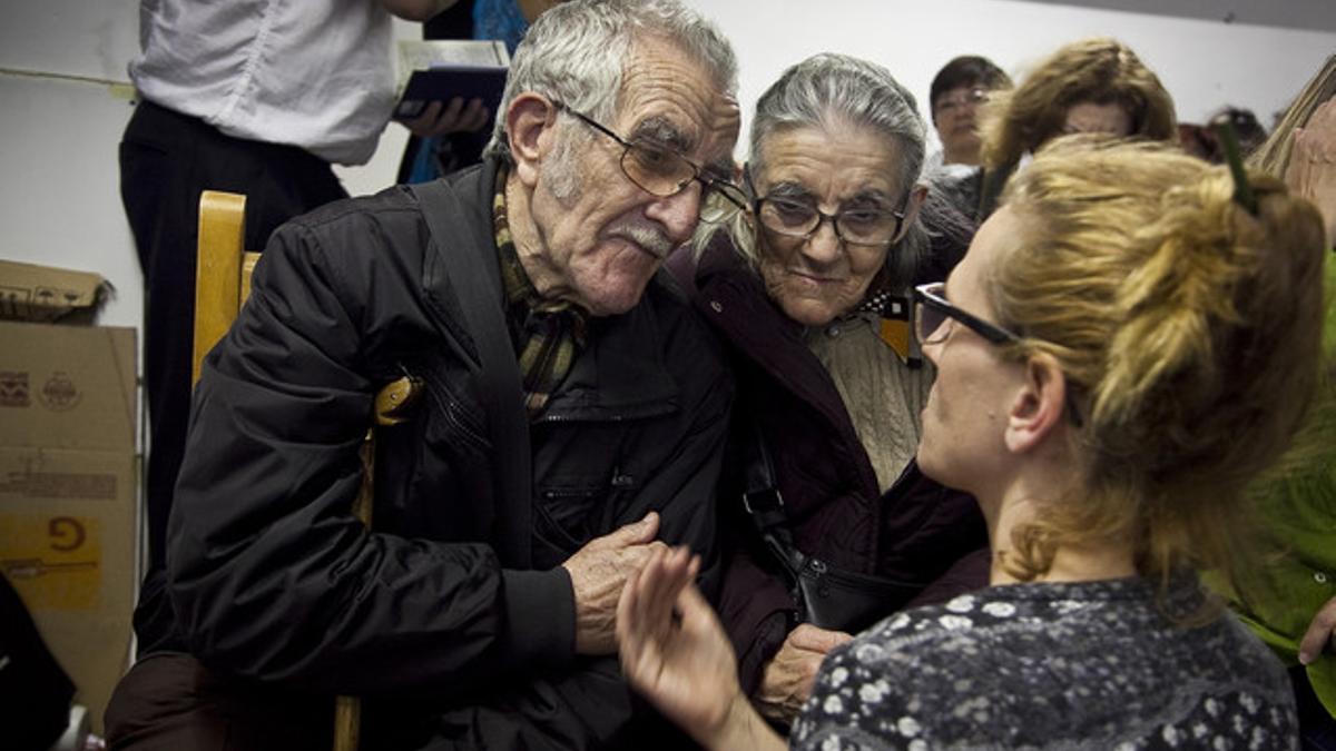 Julio y Felicitas, en la reunión que cada viernes celebra la Plataforma de Afectados por la Hipoteca en Barcelona.