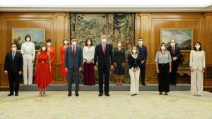 El rey Felipe VI y el presidente del Ejecutivo, Pedro Sánchez, posan para la foto de familia tras el acto de toma de posesión de los nuevos miembros del equipo de Gobierno en un acto celebrado este lunes en el Palacio de La Zarzuela.