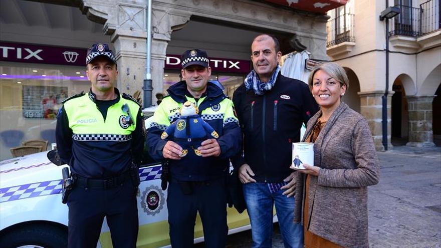 La policía local se suma a una campaña para luchar contra el cáncer infantil