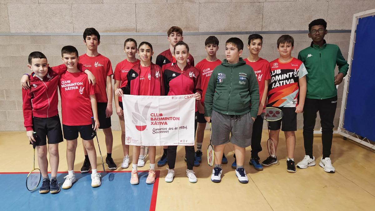 Deportistas del Bádminton Xàtiva en el torneo en Enguera.