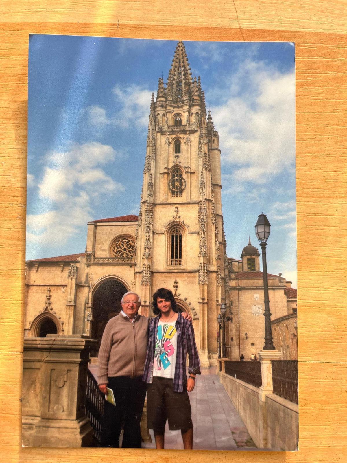 Pedro Vega, con 17 años, la primera vez que viajó con su abuelo Pedro a Asturias. Ambos, delante de la catedral de Oviedo.