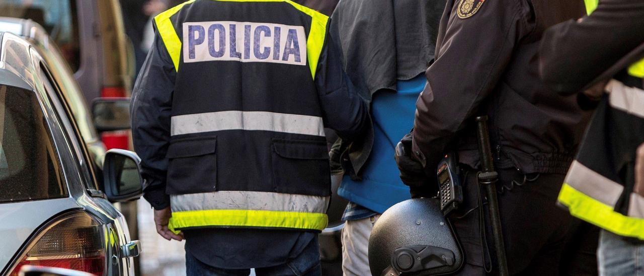 Policías nacionales en una detención en imagen de archivo.