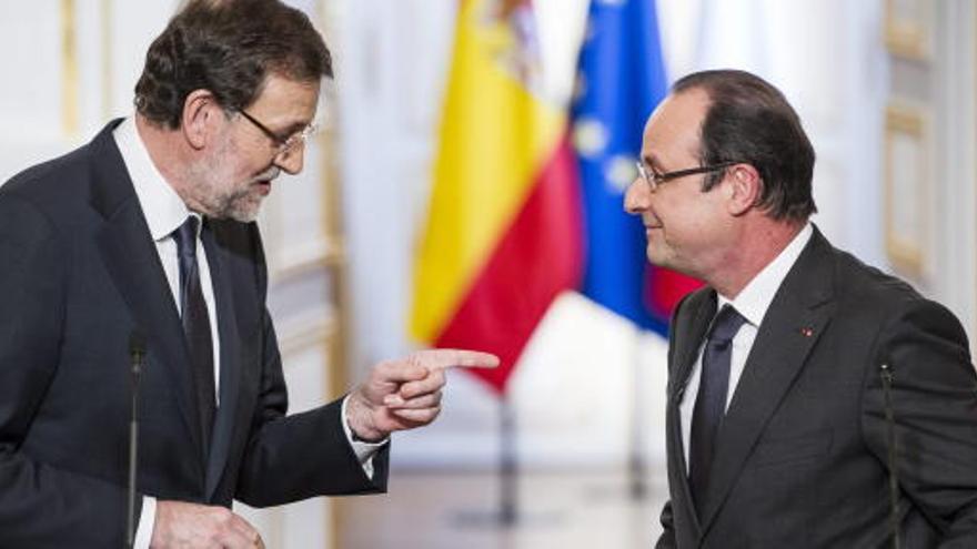 Rajoy bromea con Hollande