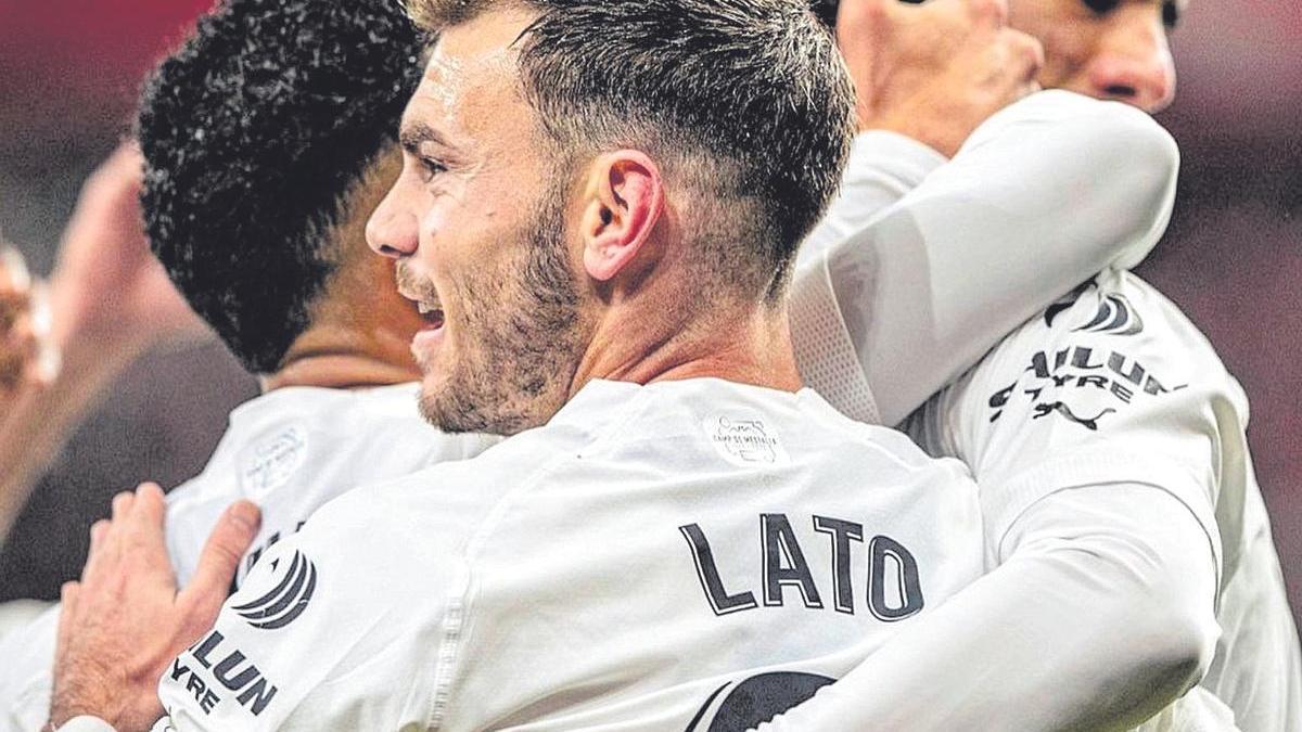 Lato celebra un gol con la camiseta del Valencia