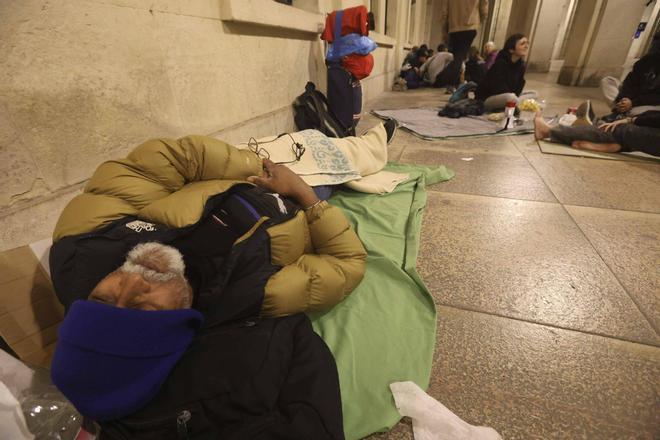 Los sintecho de Alicante visibilizan su drama durmiendo frente al Ayuntamiento