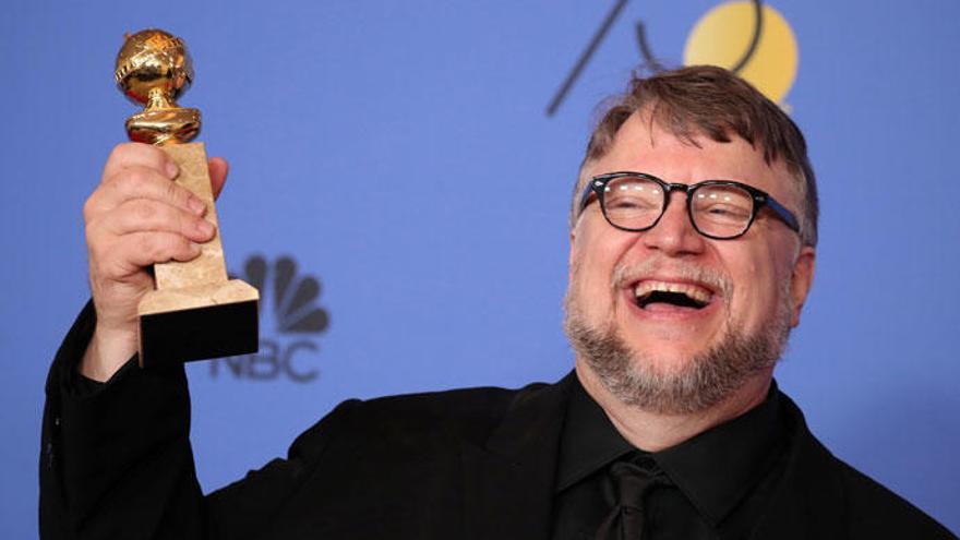 Guillermo del Toro con un Globo de Oro.