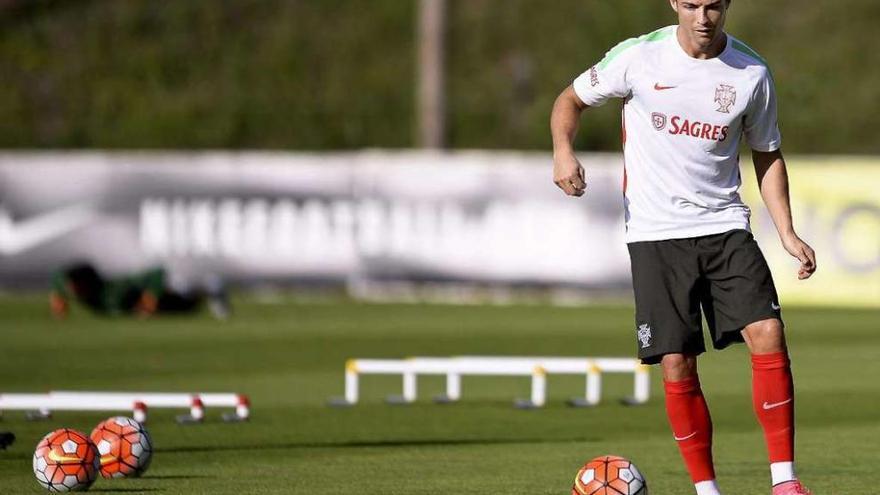 Cristiano, durante el entrenamiento de ayer en Braga. // Efe