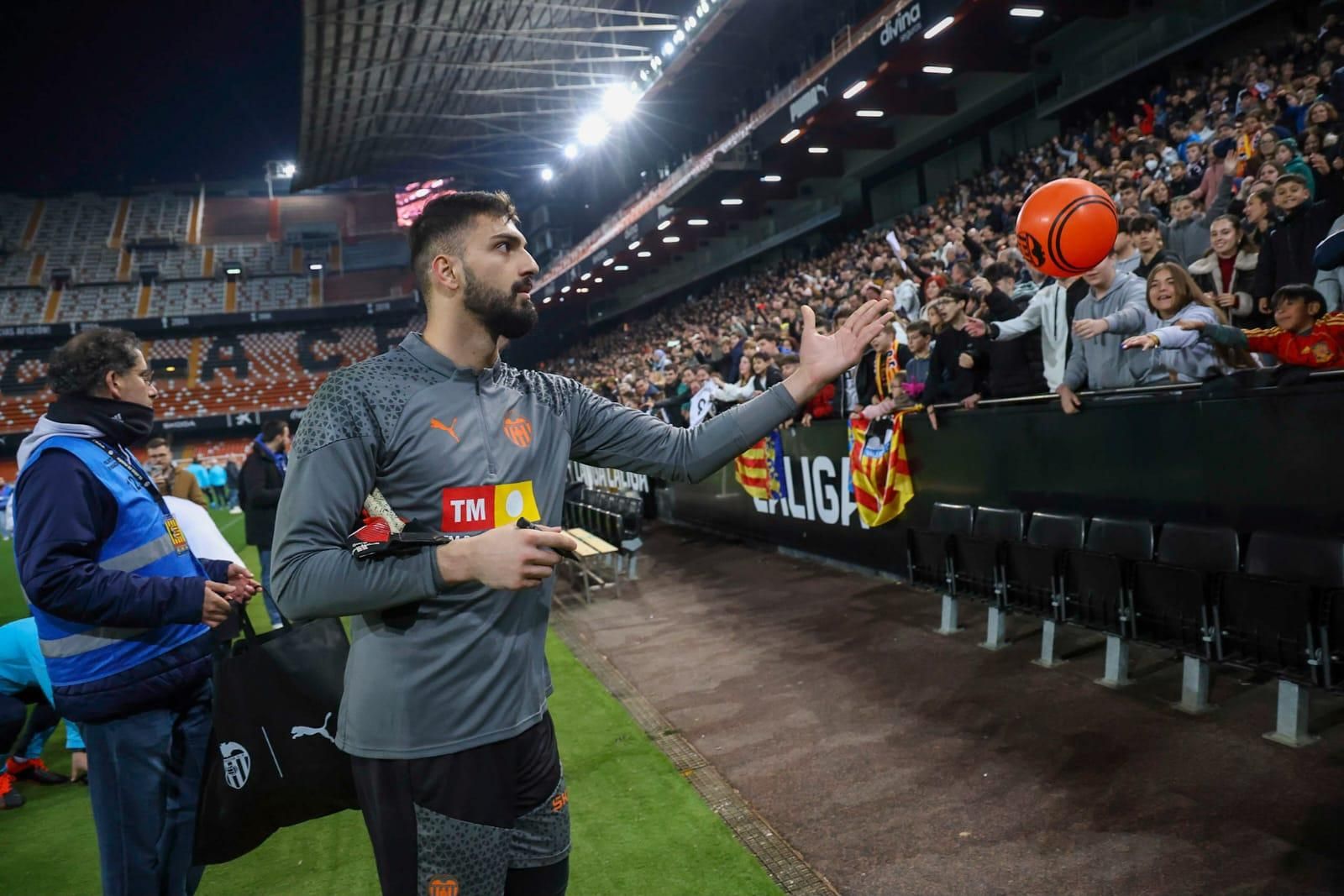 La afición se vuelca con el Valencia CF en el entrenamiento de Mestalla