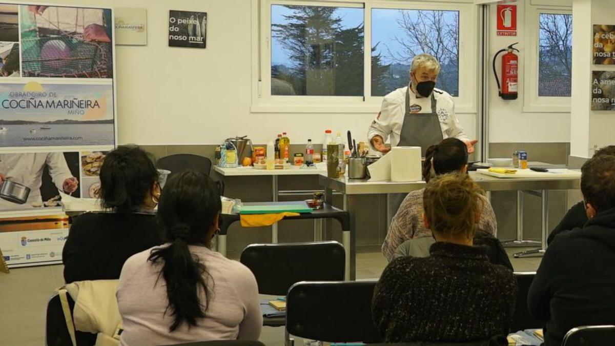 Curso de cocina marinera que organiza el Concello de Miño. |   // L.O.