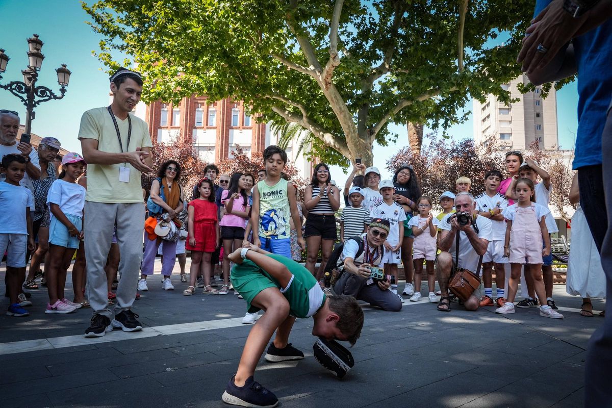 Niños de Badajoz participan en un juego musical uzbeko