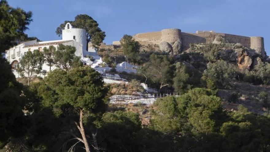 Panorámica del exterior del Castell Vell junto a la ermita de la Magdalena.